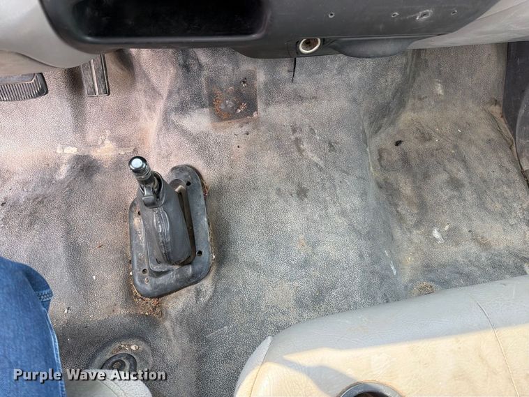 image for item FN5885 2000 Ford F-650 flatbed truck