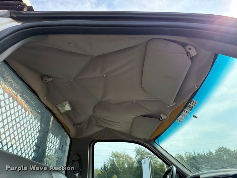 image for item FN5885 2000 Ford F-650 flatbed truck