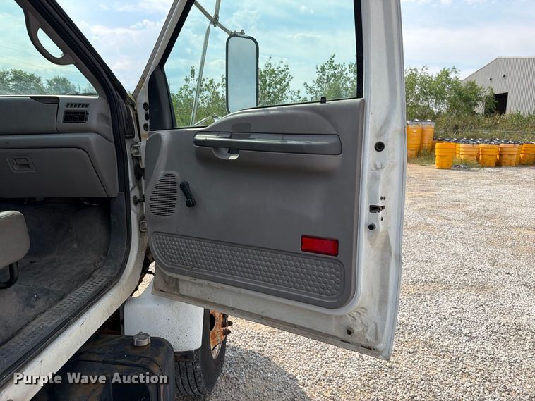 image for item FN5885 2000 Ford F-650 flatbed truck