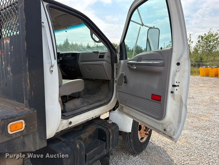 image for item FN5885 2000 Ford F-650 flatbed truck