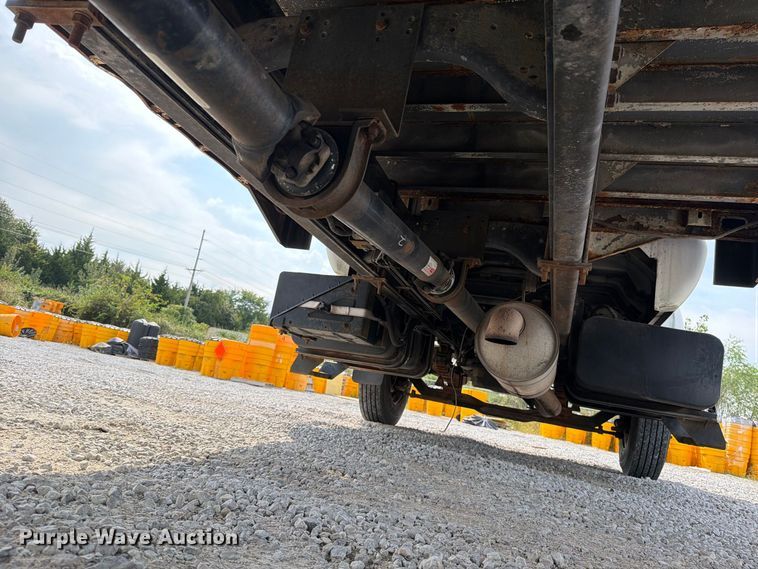 image for item FN5885 2000 Ford F-650 flatbed truck