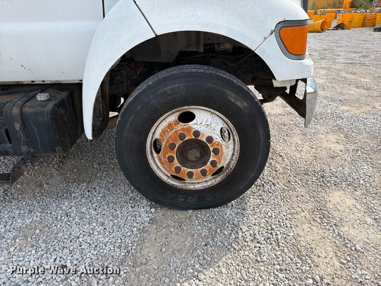 image for item FN5885 2000 Ford F-650 flatbed truck