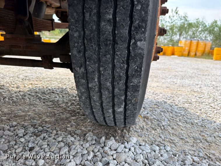 image for item FN5885 2000 Ford F-650 flatbed truck