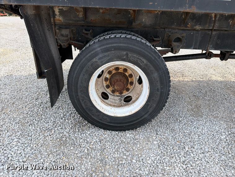 image for item FN5885 2000 Ford F-650 flatbed truck
