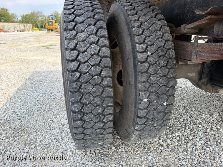 image for item FN5885 2000 Ford F-650 flatbed truck