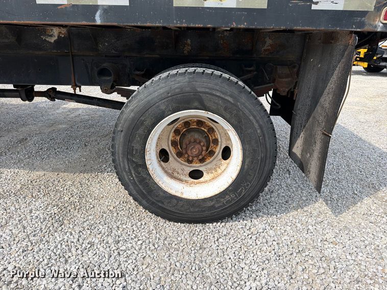 image for item FN5885 2000 Ford F-650 flatbed truck