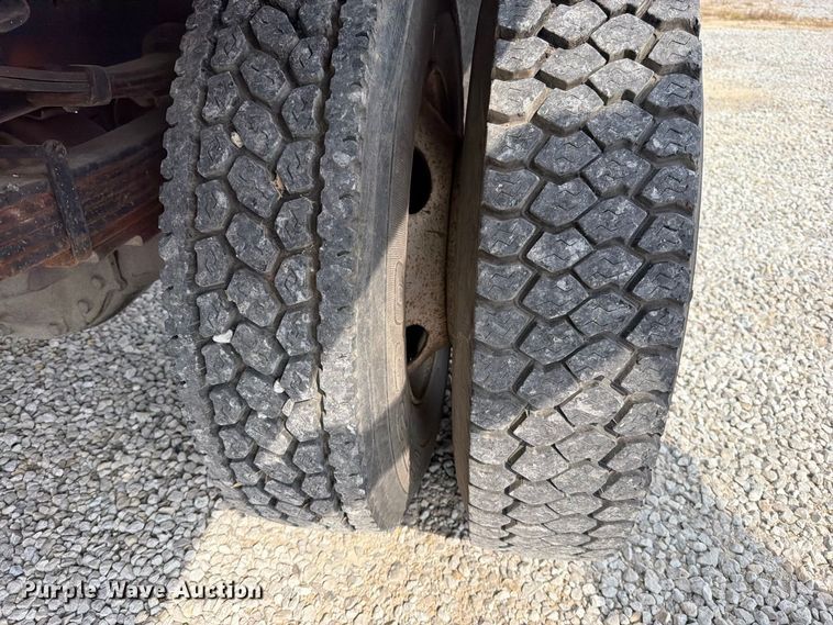 image for item FN5885 2000 Ford F-650 flatbed truck