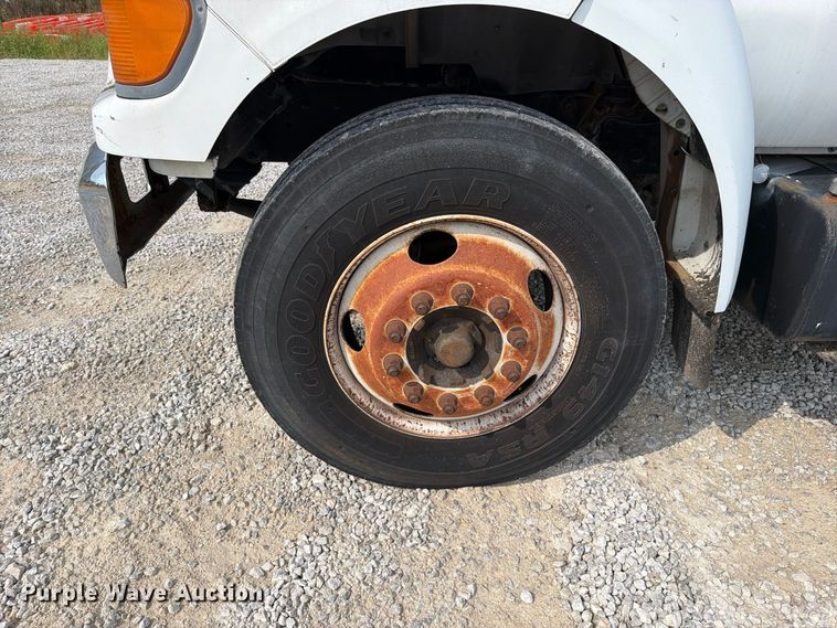 image for item FN5885 2000 Ford F-650 flatbed truck
