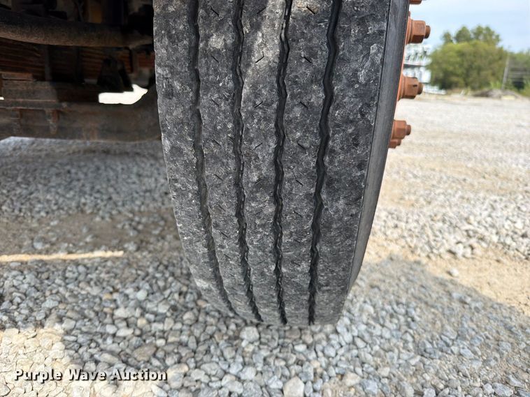 image for item FN5885 2000 Ford F-650 flatbed truck