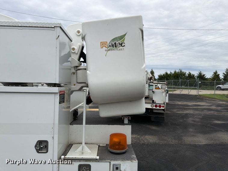 image for item FP3098 2016 Ford F550 Super Duty bucket truck