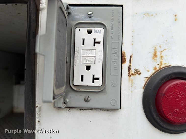 image for item FP3098 2016 Ford F550 Super Duty bucket truck