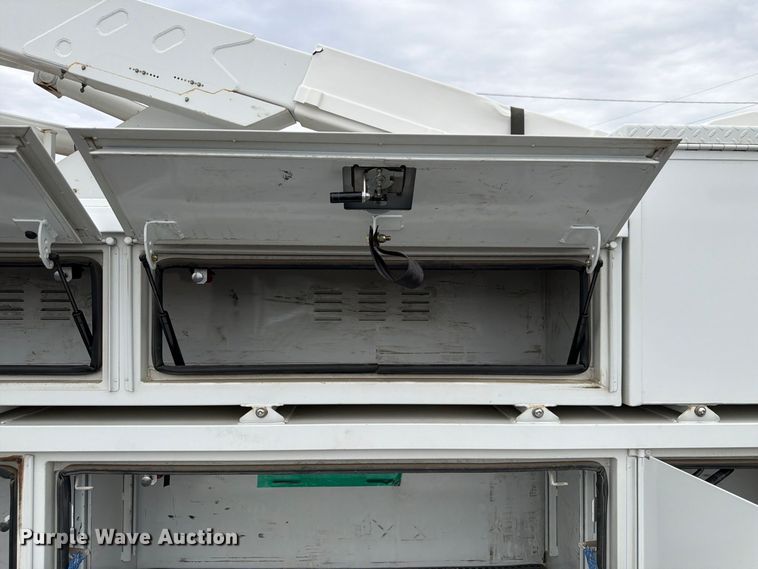 image for item FP3098 2016 Ford F550 Super Duty bucket truck