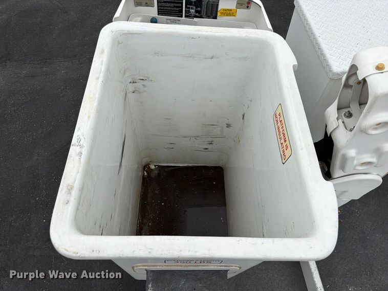 image for item FP3098 2016 Ford F550 Super Duty bucket truck