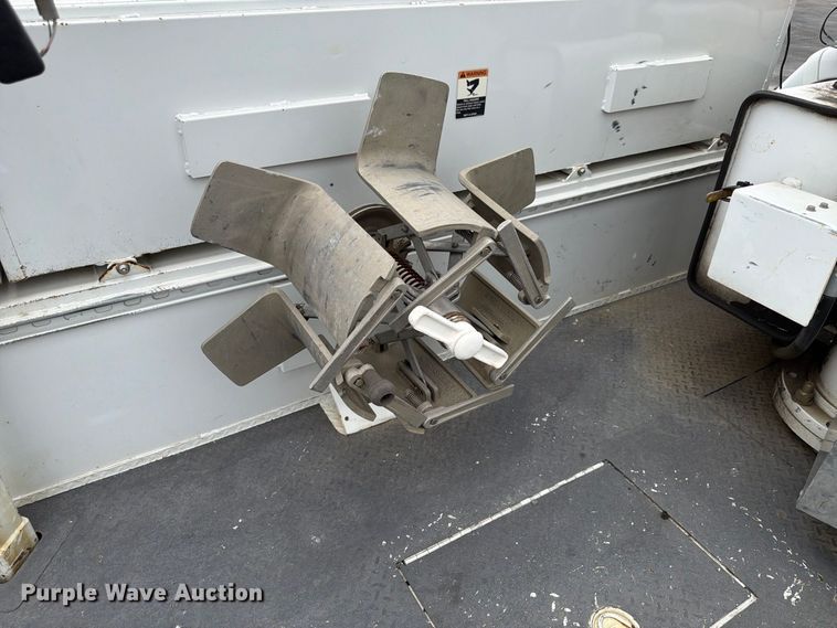 image for item FP3098 2016 Ford F550 Super Duty bucket truck