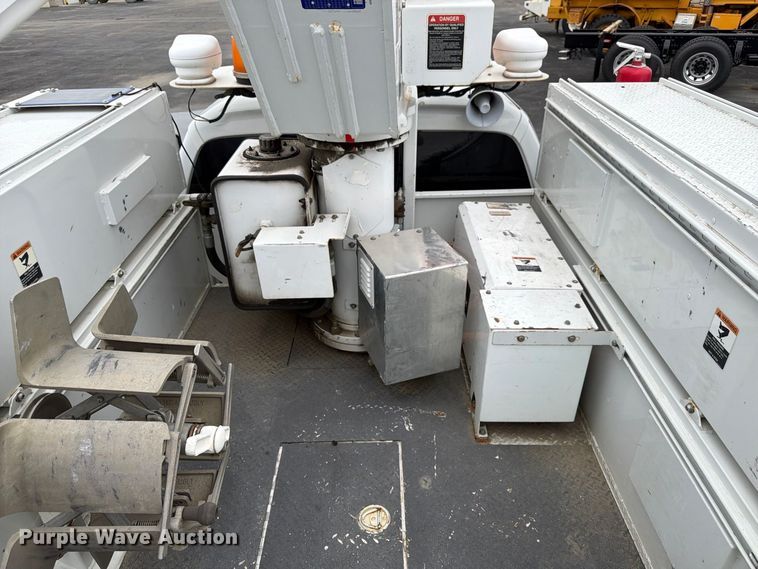 image for item FP3098 2016 Ford F550 Super Duty bucket truck