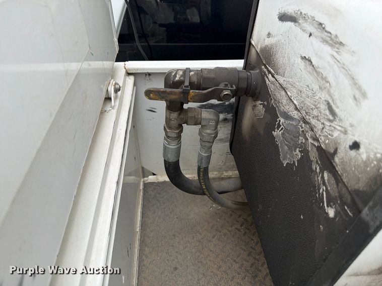 image for item FP3098 2016 Ford F550 Super Duty bucket truck