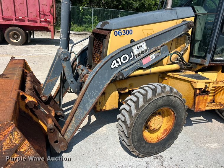 image for item FT6076 2010 John Deere 410J backhoe