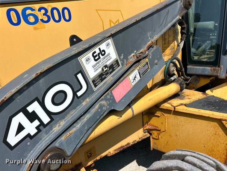 image for item FT6076 2010 John Deere 410J backhoe