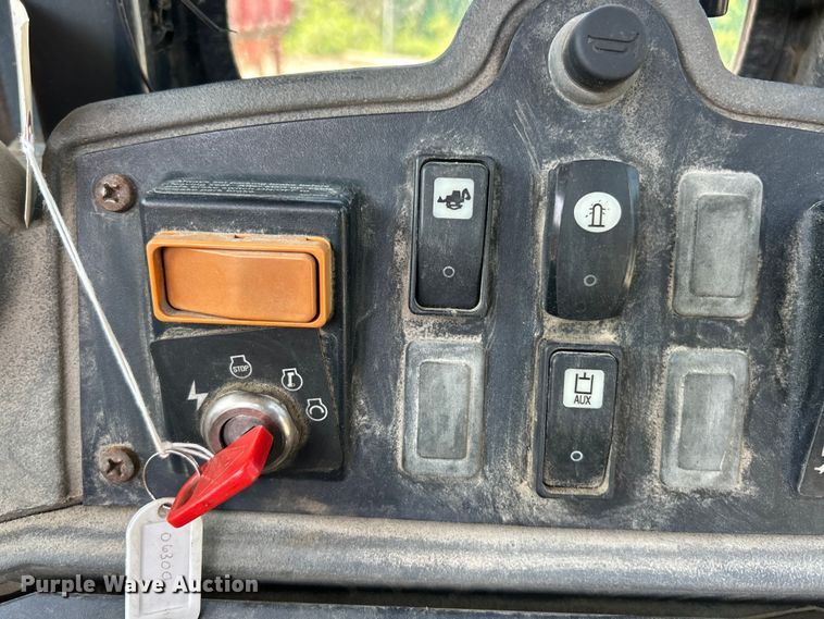 image for item FT6076 2010 John Deere 410J backhoe