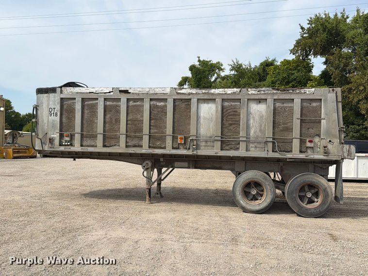 image for item FT6339 1976 Summit AD26 end dump trailer