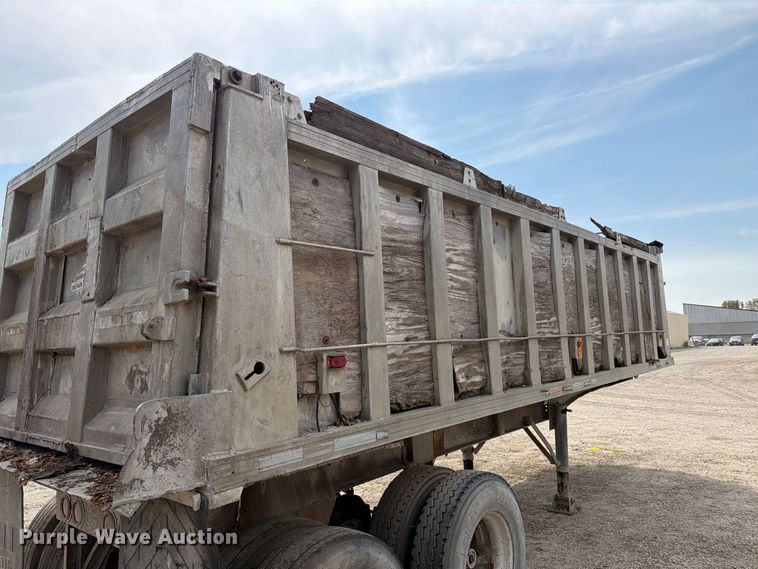 image for item FT6339 1976 Summit AD26 end dump trailer