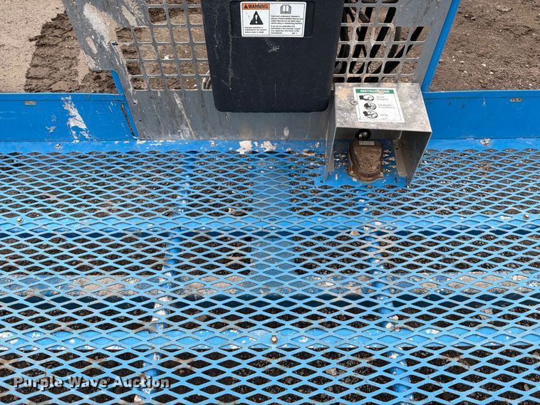 image for item FT6362 2001 Genie S-125 boom lift