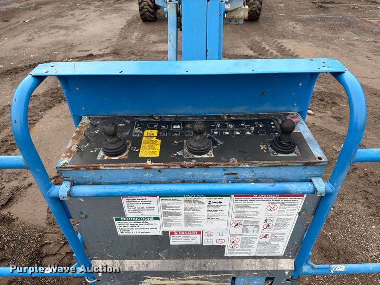 image for item FT6362 2001 Genie S-125 boom lift