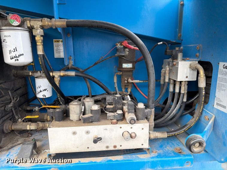image for item FT6362 2001 Genie S-125 boom lift