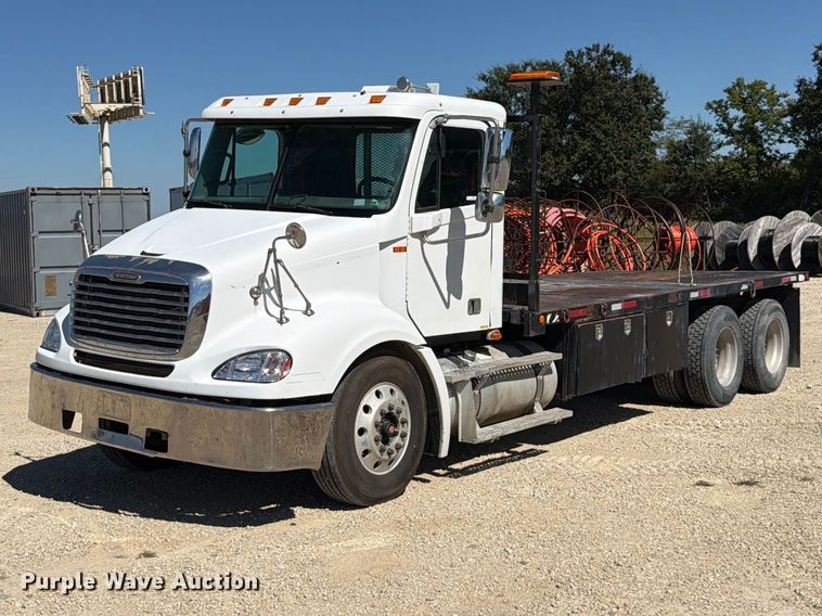 2007 Freightliner Columbia flatbed truck