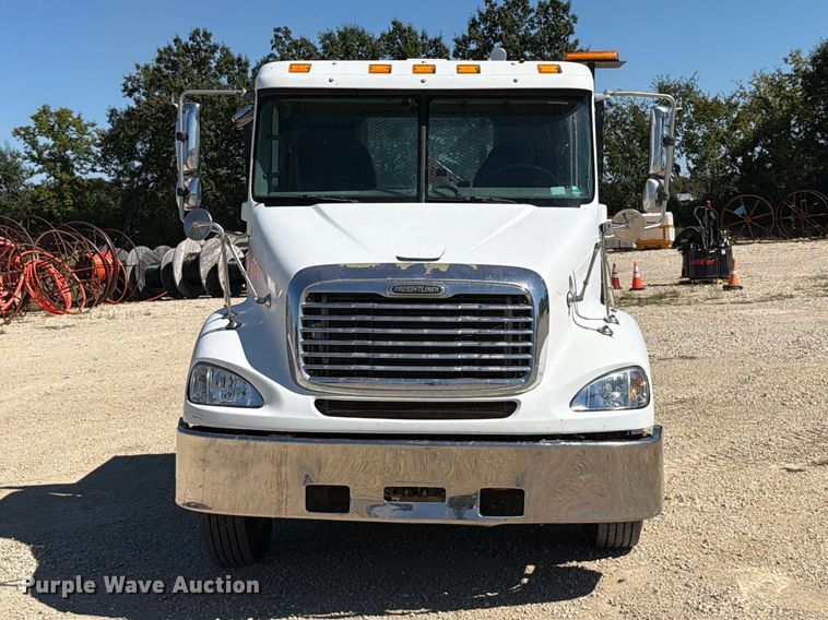 image for item FT6389 2007 Freightliner Columbia flatbed truck