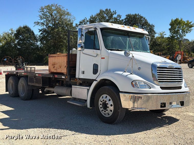 image for item FT6389 2007 Freightliner Columbia flatbed truck