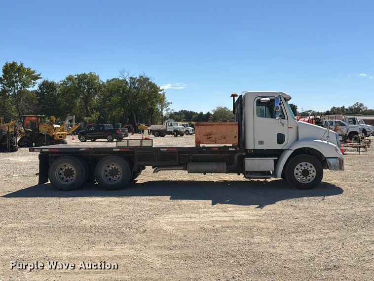 image for item FT6389 2007 Freightliner Columbia flatbed truck