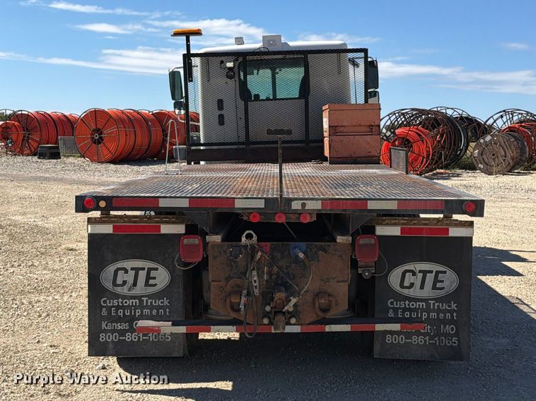 image for item FT6389 2007 Freightliner Columbia flatbed truck