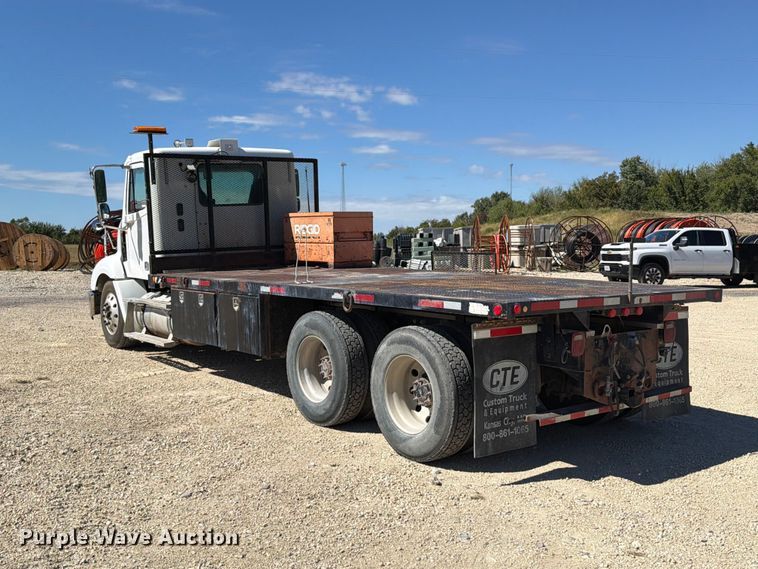 image for item FT6389 2007 Freightliner Columbia flatbed truck