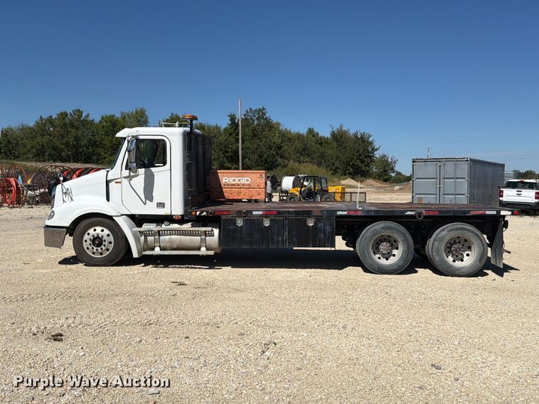 image for item FT6389 2007 Freightliner Columbia flatbed truck