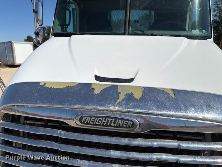 image for item FT6389 2007 Freightliner Columbia flatbed truck