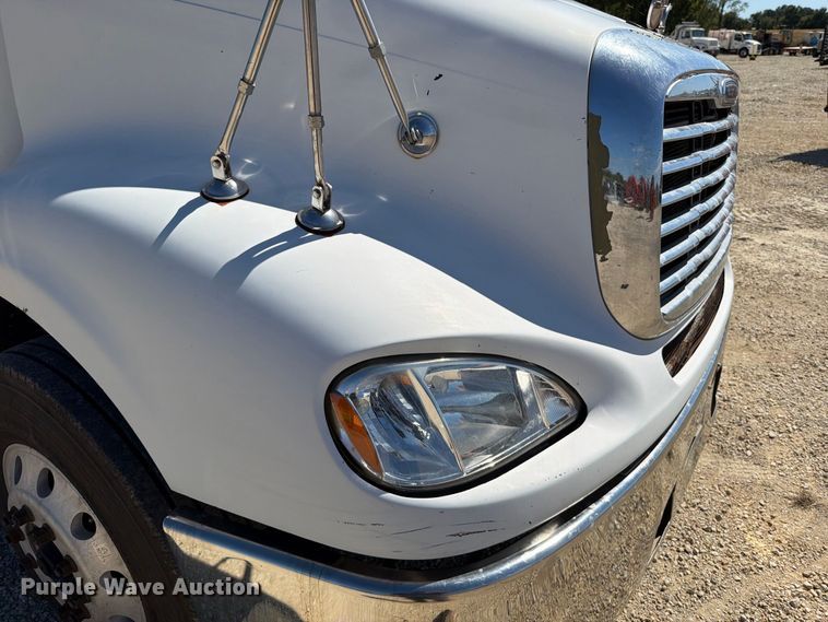 image for item FT6389 2007 Freightliner Columbia flatbed truck