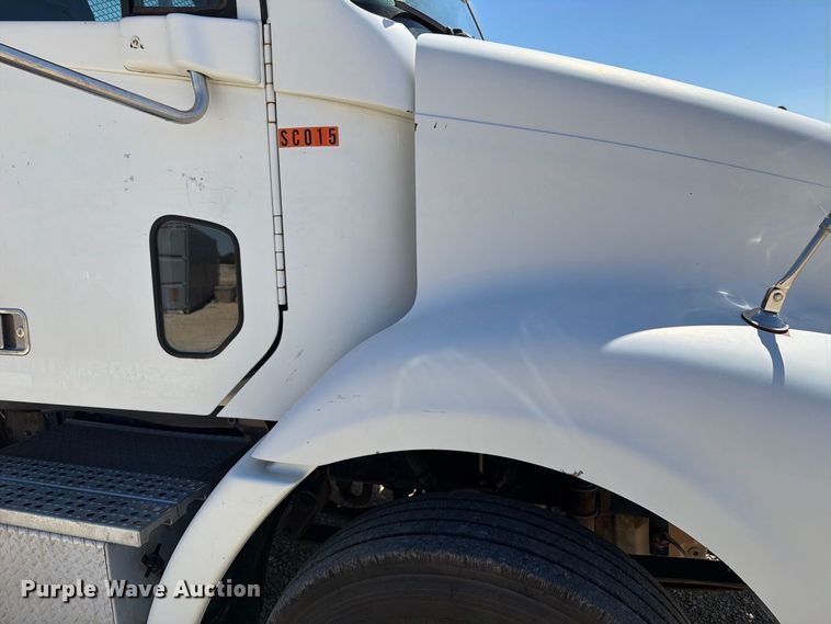 image for item FT6389 2007 Freightliner Columbia flatbed truck