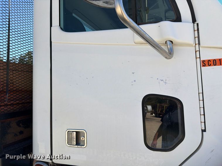 image for item FT6389 2007 Freightliner Columbia flatbed truck