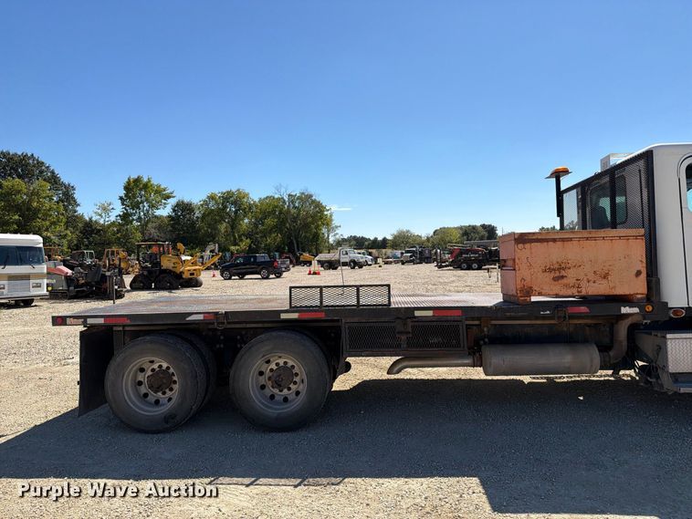 image for item FT6389 2007 Freightliner Columbia flatbed truck