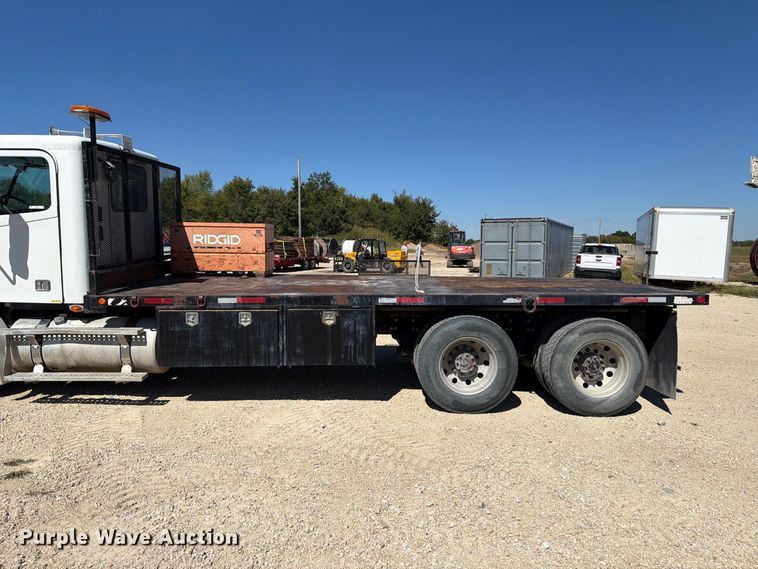 image for item FT6389 2007 Freightliner Columbia flatbed truck