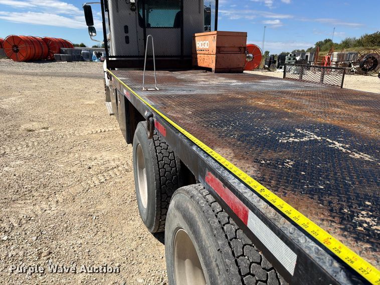 image for item FT6389 2007 Freightliner Columbia flatbed truck