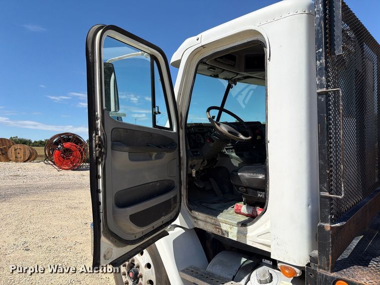 image for item FT6389 2007 Freightliner Columbia flatbed truck
