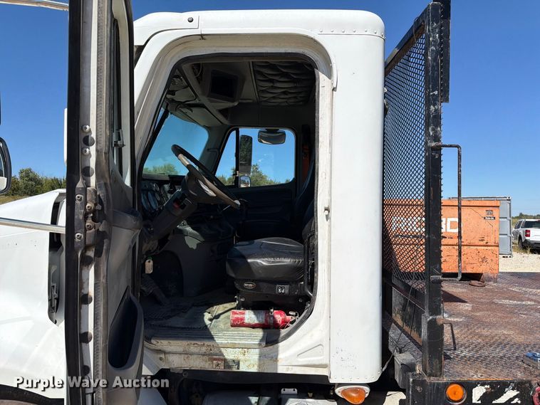image for item FT6389 2007 Freightliner Columbia flatbed truck