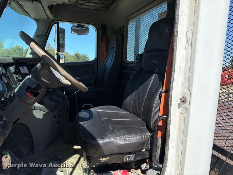 image for item FT6389 2007 Freightliner Columbia flatbed truck