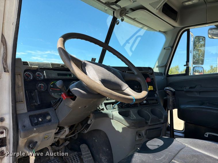 image for item FT6389 2007 Freightliner Columbia flatbed truck