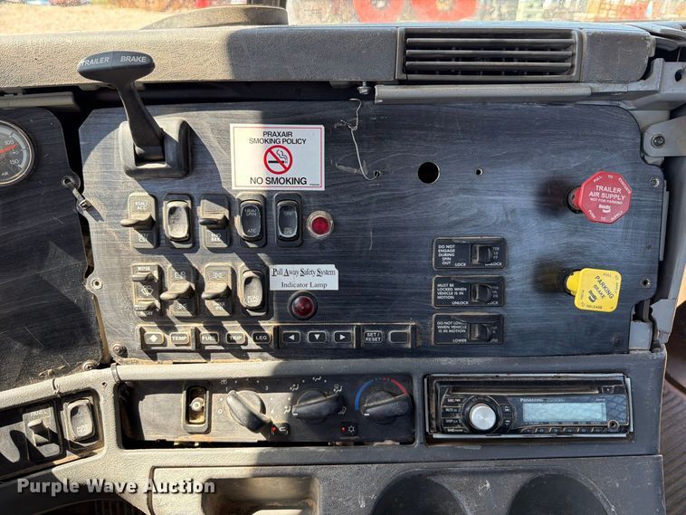 image for item FT6389 2007 Freightliner Columbia flatbed truck