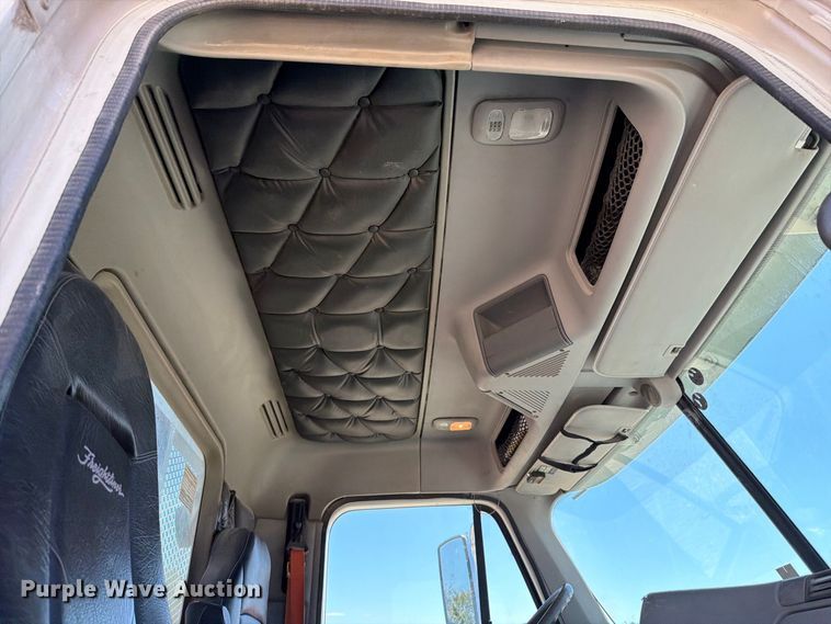 image for item FT6389 2007 Freightliner Columbia flatbed truck