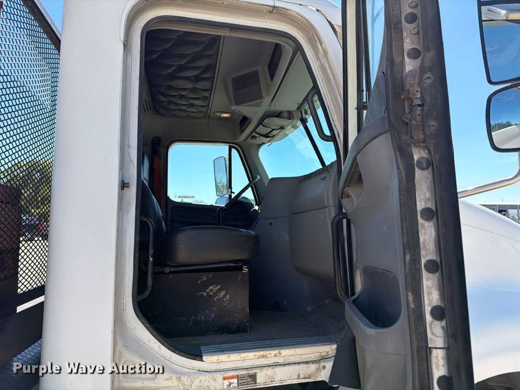 image for item FT6389 2007 Freightliner Columbia flatbed truck