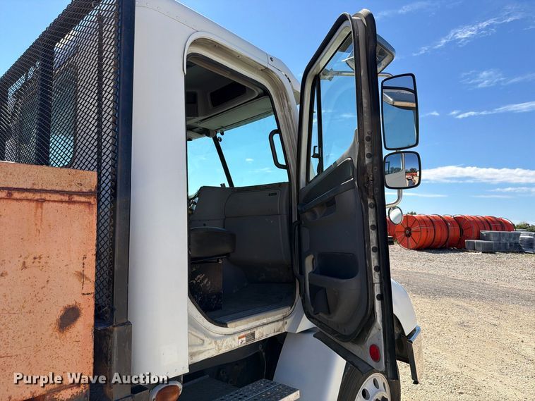 image for item FT6389 2007 Freightliner Columbia flatbed truck